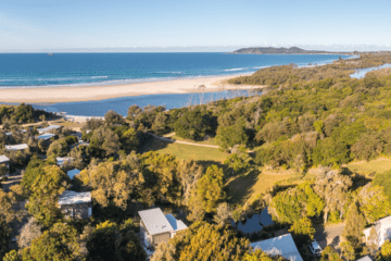 Elements of Byron toward Byron Bay lighthouse